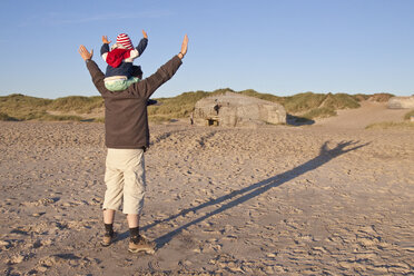 Dänemark, Blavand, kleines Mädchen und ihr Vater spielen am Strand - JFEF000254