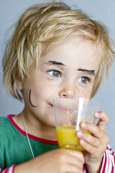 Porträt eines kleinen Mädchens, das Fruchtsaft trinkt - JFEF000256