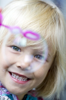 Porträt eines lächelnden kleinen Mädchens mit Seifenblase - JFEF000244