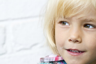 Portrait of smiling little girl - JFEF000248