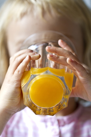 Kleines Mädchen trinkt Fruchtsaft, lizenzfreies Stockfoto