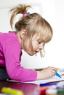 Kleines Mädchen malt mit blauem Filzstift - JFEF000250