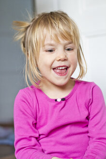 Porträt eines lächelnden kleinen Mädchens - JFEF000252