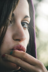 Porträt einer jungen Frau mit schmollendem Mund - AMCF000034