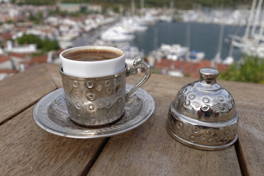 Türkei, Provinz Mugla, Marmaris, Türkischer Kaffee in traditioneller Silbertasse - SIE004849