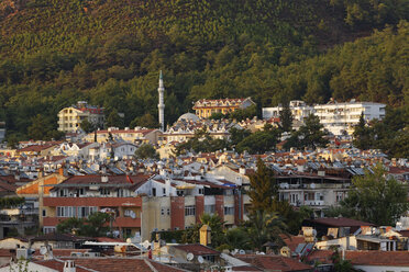 Türkei, Provinz Mugla, Marmaris, Stadtbild mit Minarett - SIEF004844