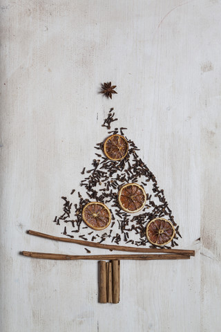 Weihnachtsbaum aus Zimtstangen, Sternanis, Nelken und getrockneten Orangenscheiben, lizenzfreies Stockfoto