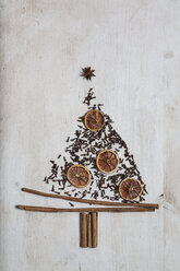 Weihnachtsbaum aus Zimtstangen, Sternanis, Nelken und getrockneten Orangenscheiben - SBDF000352