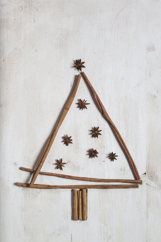 Mit Zimtstangen und Sternanis geformter Weihnachtsbaum, lizenzfreies Stockfoto