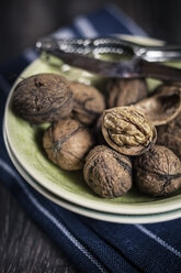 Bowl of walnuts, studio shot - SBDF000346