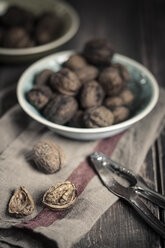 Bowl of walnuts, studio shot - SBDF000345