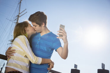 Teenage couple kissing while photographing themself - MVC000042