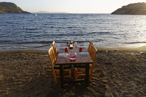 Türkei, Bodrum, Guemuesluek, Gedeckter Tisch am Strand - SIEF004859