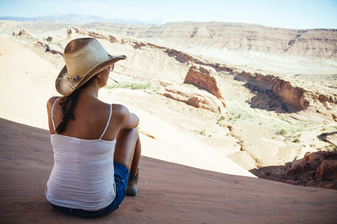 USA, Utah, junge Frau genießt die Aussicht im Arches National Park, Rückansicht, lizenzfreies Stockfoto