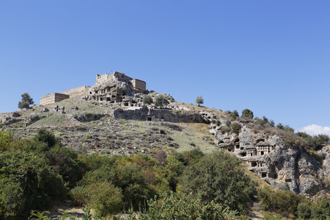 Türkei, Lykien, Antike Stadt Tlos, Akropolis mit Festung und lykischen Felsengräbern, lizenzfreies Stockfoto