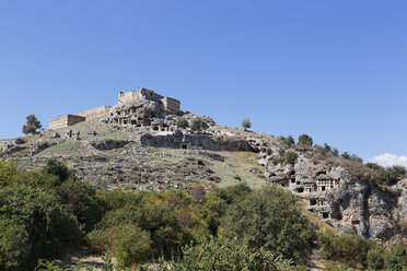 Türkei, Lykien, Antike Stadt Tlos, Akropolis mit Festung und lykischen Felsengräbern - SIEF004886