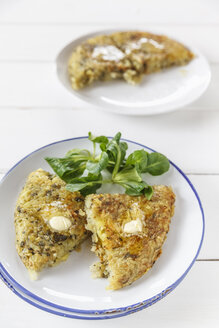 Frische Kartoffelrösti mit Salbei auf Teller mit Feldsalat - EVGF000278