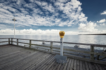 Deutschland, Mecklenburg-Vorpommern, Usedom, Seebrücke mit Fernrohr - WAF000017