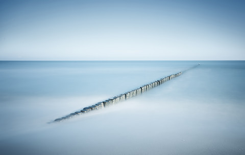 Deutschland, Mecklenburg-Vorpommern, Usedom, Wellenbrecher im Meer, Langzeitbelichtung, lizenzfreies Stockfoto