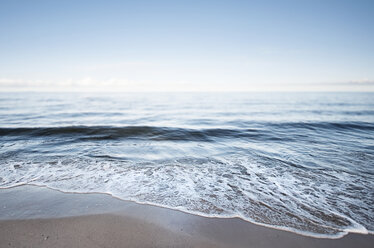 Deutschland, Mecklenburg-Vorpommern, Usedom, Wellen am Strand - WAF000019