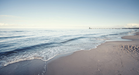 Deutschland, Mecklenburg-Vorpommern, Usedom, Wellen am Strand, lizenzfreies Stockfoto