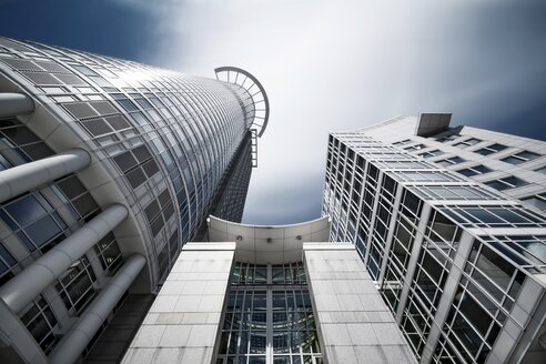 Deutschland, Hessen, Frankfurt, Blick auf Westend-Turm von unten, Langzeitbelichtung - WAF000023