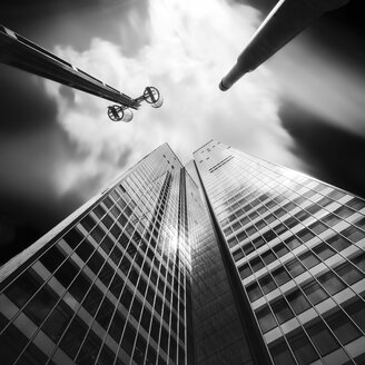 Deutschland, Hessen, Frankfurt, Blick auf City-Hochhaus von unten, Langzeitbelichtung - WA000047