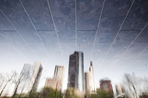 Deutschland, Hessen, Frankfurt, Spiegelung der Skyline - WAF000024