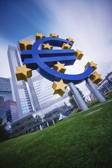 Deutschland, Hessen, Frankfurt, Schild der Europäischen Union vor dem Gebäude der Europäischen Zentralbank - WA000026