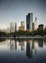 Deutschland, Hessen, Frankfurt, Skyline des Finanzviertels und Wasserspiegelung der Skyline - WAF000027