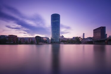 Deutschland, Hessen, Frankfurt, Blick auf den Westhafen beim Nachleuchten, Langzeitbelichtung - WAF000030