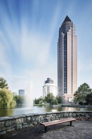 Deutschland, Hessen, Frankfurt, Blick auf den Messeturm, Langzeitbelichtung, lizenzfreies Stockfoto