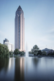 Deutschland, Hessen, Frankfurt, Blick auf den Messeturm, Langzeitbelichtung - WA000036