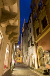 Deutschland, Bayern, Regensburg, Gasse bei Nacht - SJF000076