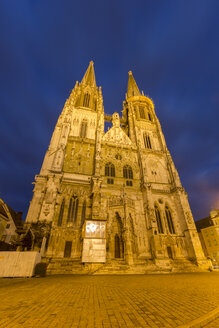 Deutschland, Bayern, Regensburg, Dom St. Peter bei Nacht - SJF000077