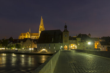 Deutschland, Bayern, Regensburg, Dom St. Peter und Steinbrücke bei Nacht - SJF000078
