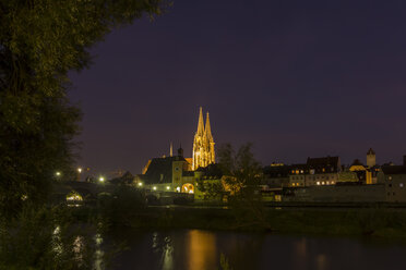 Deutschland, Bayern, Regensburg, Dom St. Peter und Steinbrücke bei Nacht - SJF000079
