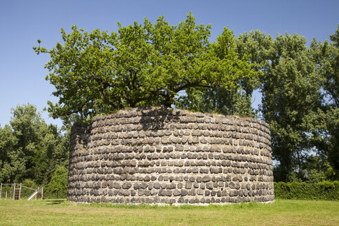 Deutschland, Nordrhein-Westfalen, Rheinberg, Ruinen des Zollturms - WI000221