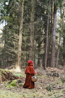 Kleines Mädchen als Rotkäppchen verkleidet im Wald stehend - CLPF000032