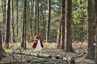 Mädchen als Rotkäppchen verkleidet im Wald unterwegs - CLPF000034