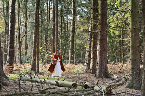 Girl masquerade as Red Riding Hood on the move in the wood - CLPF000034