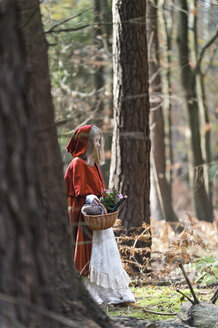 Mädchen als Rotkäppchen verkleidet im Wald stehend - CLPF000035
