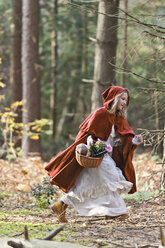 Als Rotkäppchen verkleidetes Mädchen rennt durch den Wald - CLPF000036
