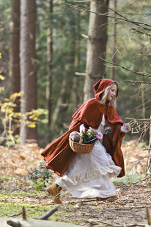 Girl masquerade as Red Riding Hood riunning in the wood - CLPF000036