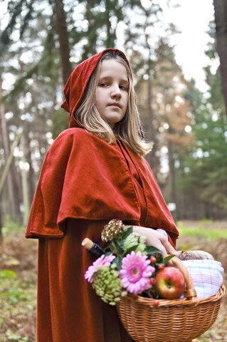 Porträt eines als Rotkäppchen verkleideten Mädchens, lizenzfreies Stockfoto