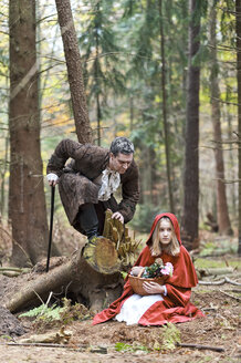 Mann, der den Wolf darstellt, trifft Mädchen, das sich als Rotkäppchen verkleidet hat - CLPF000046