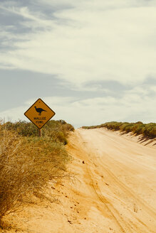 Australien, Outback, Tierkreuzungszeichen auf sandiger Straße - MBEF000997