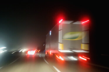 Fahren bei Nacht und im Winter auf der Autobahn - NDF000409