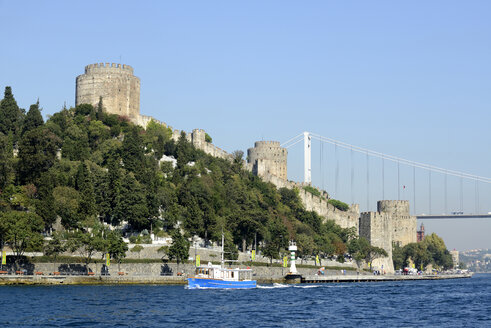 Türkei, Istanbul, Rumeli hisari mit Fatih-Sultan-Mehmet-Brücke - LH000328