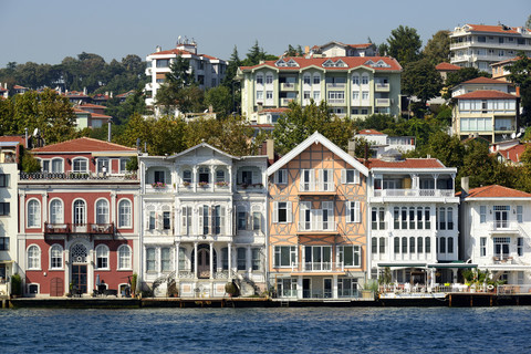 Türkei, Istanbul, Häuser am Bosporus in Sariyer, lizenzfreies Stockfoto